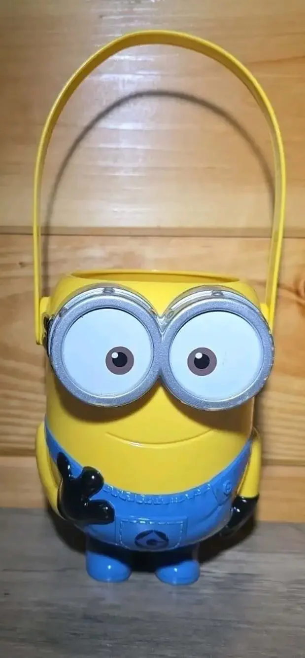 DESPICABLE ME MINIONS PLASTIC BUCKET STORAGE EASTER BASKET OR HALLOWEEN